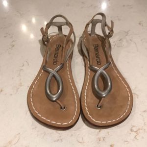 Bernardo NWOT thong silver hardware sandals SZ 6